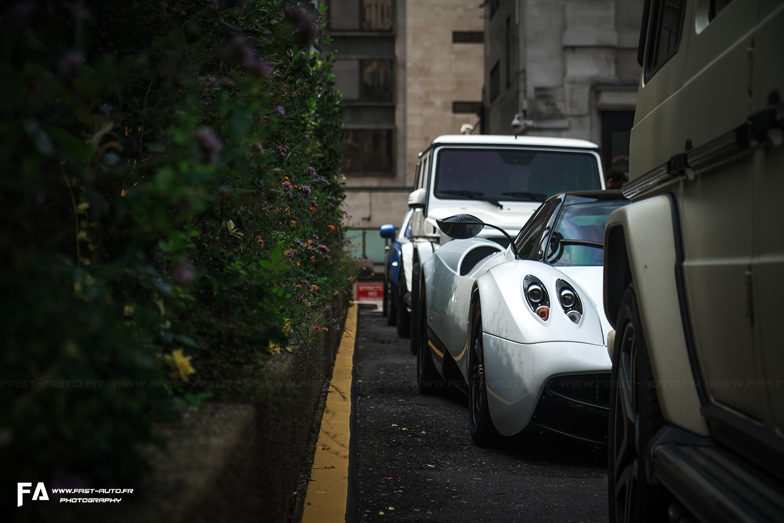 pagani-spotting-huayra-white.jpg