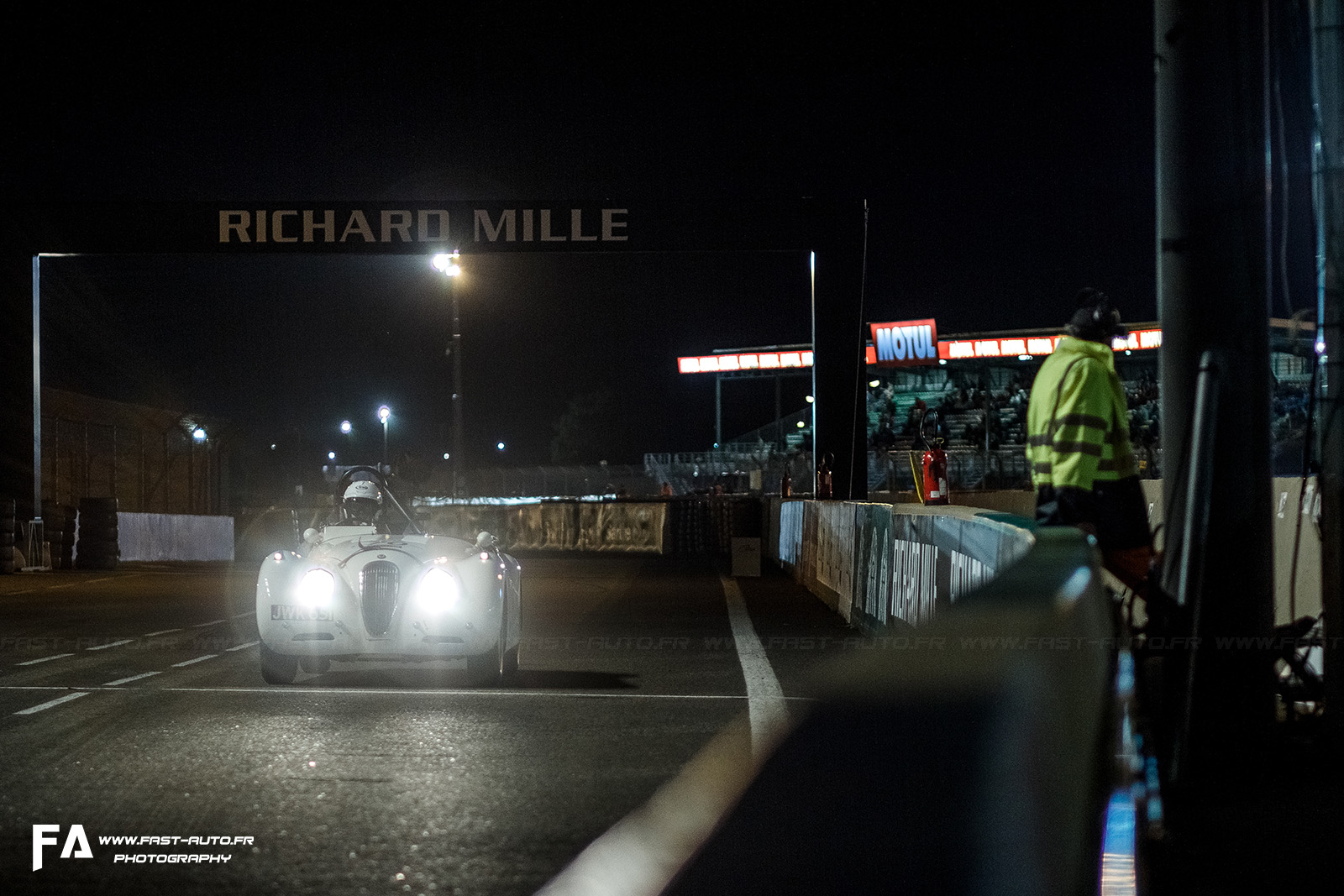 4-le-mans-classic-nuit-night-jaguar-xk120.jpg