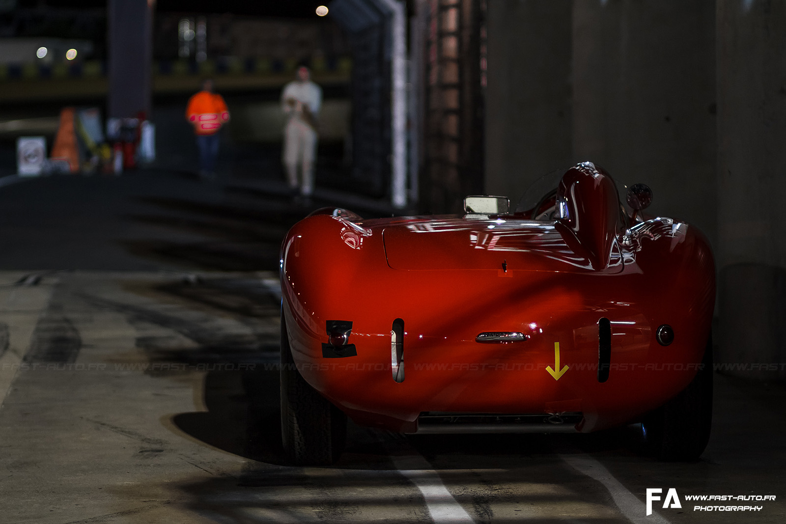 4-le-mans-classic-nuit-night-maserati-300s-pitlane.jpg