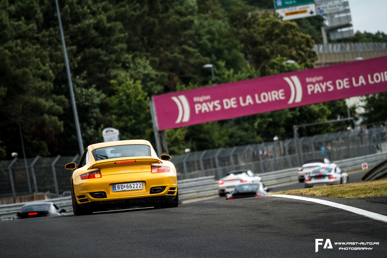 5-parade-lemansclassic-porsche-911-turbo-jaune.jpg