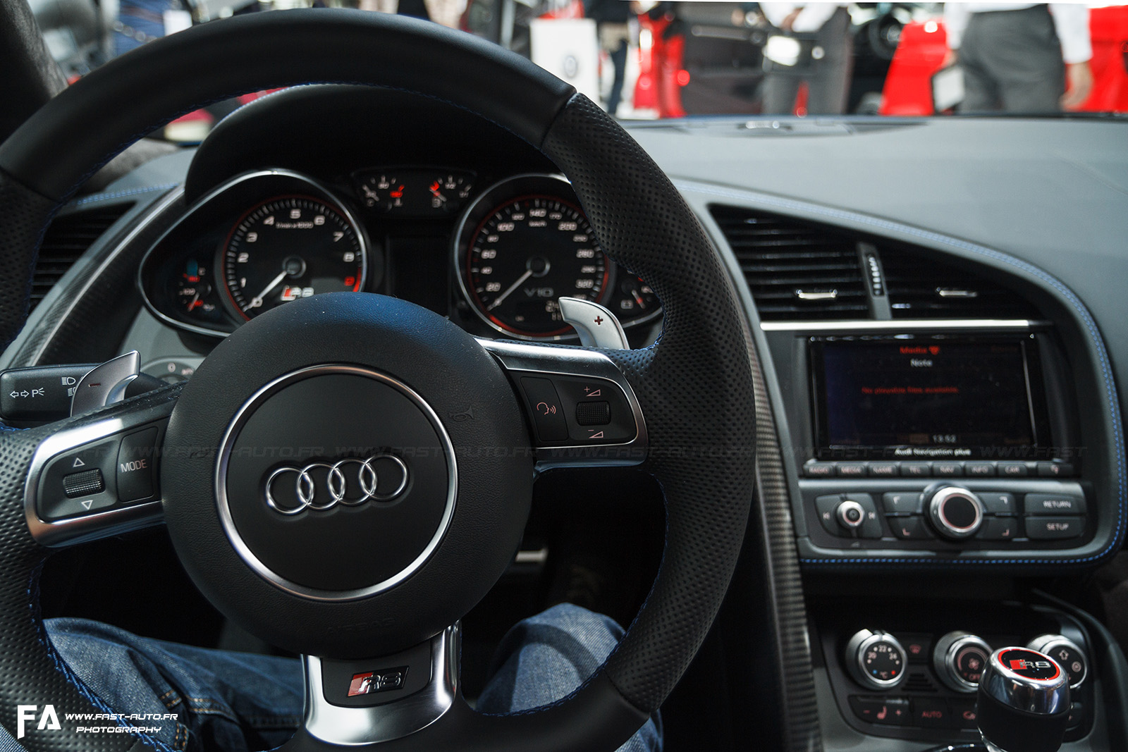 4-audi-r8-lmx-interieur-mondial-automobile-paris-2014.jpg