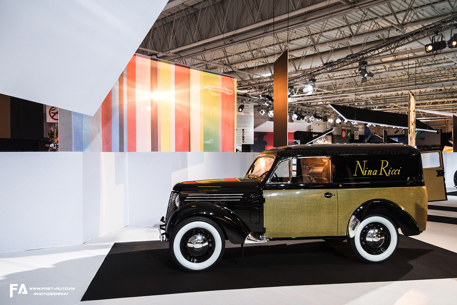 8-exposition-renault-juvaquatre-nina-ricci-mondial-automobile.jpg