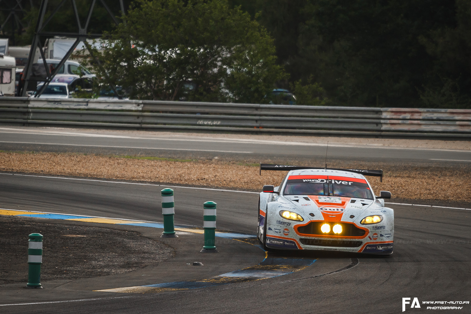 21-astonmartin-porsche-24-heures-du-mans-2015.jpg