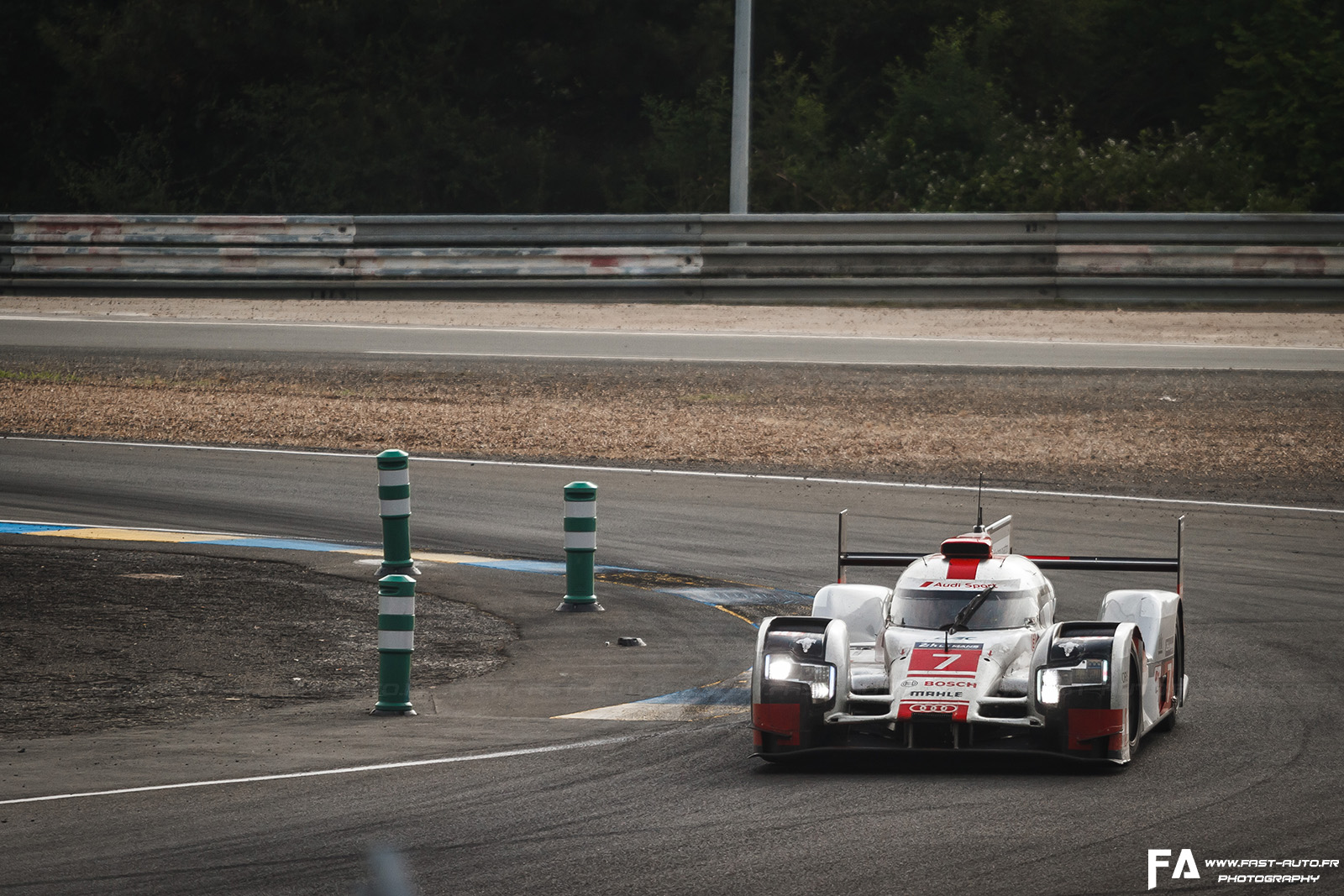 21-audi-r18-etron-porsche-24-heures-du-mans-2015.jpg