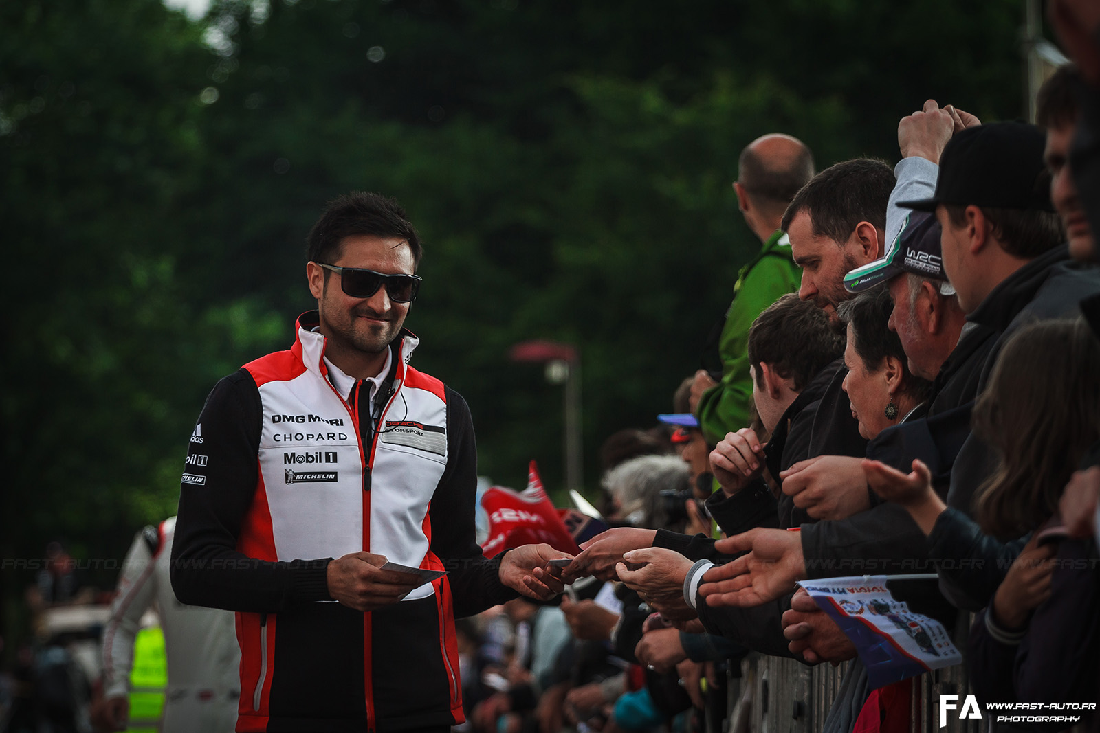 6-pilotes-parade-24-heures-du-mans-2015.jpg