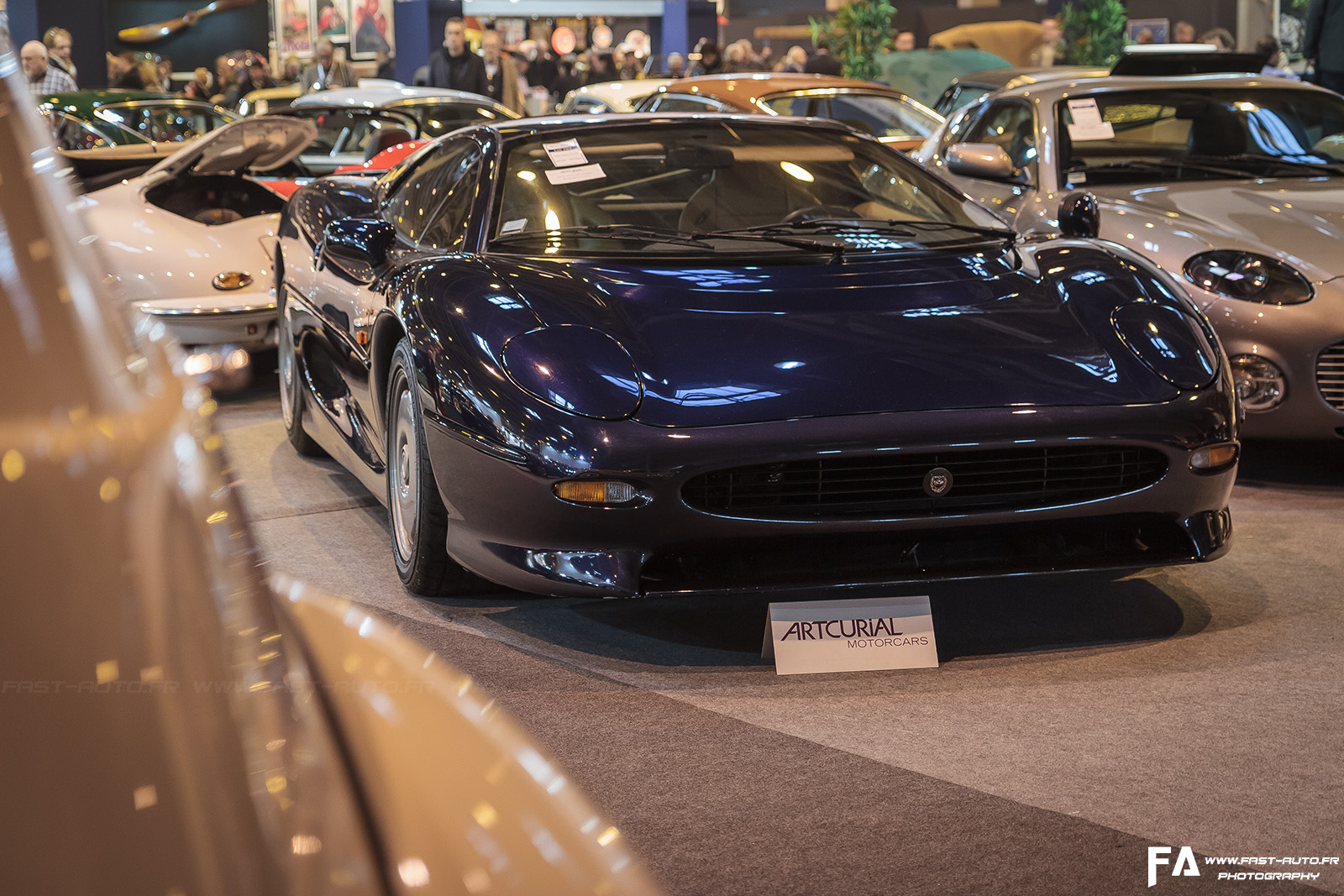 2-retromobile-jaguar-xj220-bleue.jpg