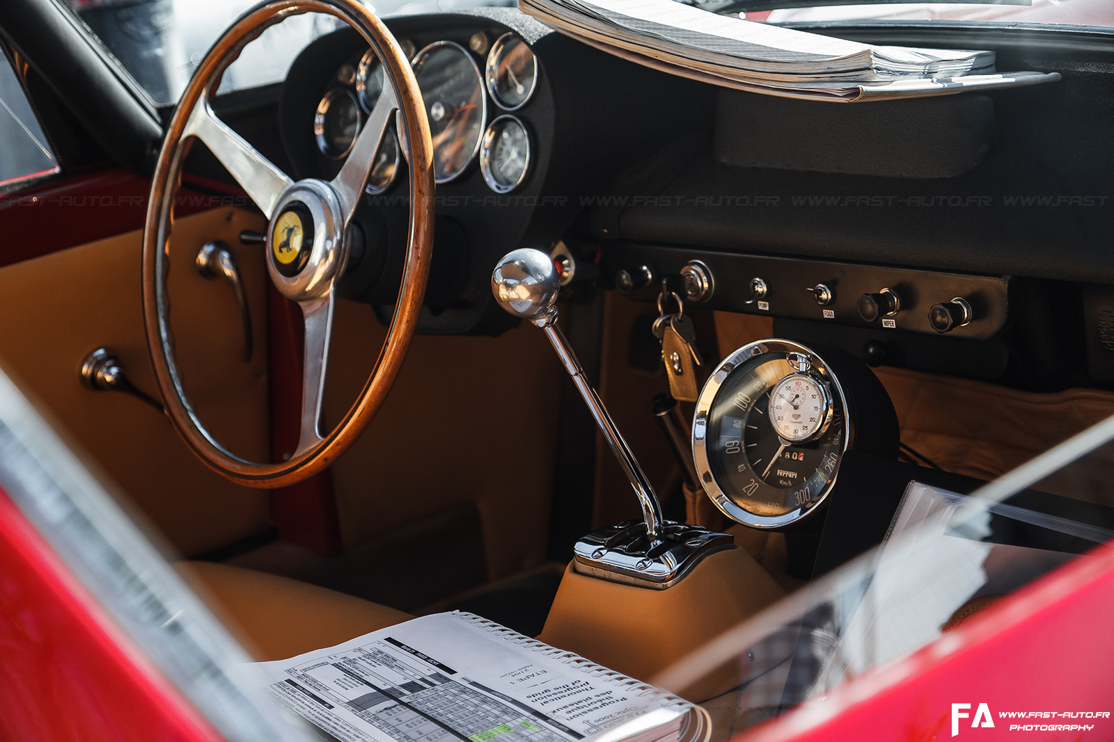 22-tour-auto-ferrari-250-gto-interieur.jpg